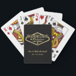 Baraja De Cartas Casado con el fabuloso Boda de oro de Las Vegas<br><div class="desc">Estos originales y divertidos personalizados, "Casados en Fabulous Las Vegas", presentan un diseño de Relieve metalizado de oro falso inspirado en el cartel de Bienvenida a Las Vegas, Nevada", junto con un texto monográfico que puede ser personalizado con el nombre de la pareja y la fecha de boda. Se puede...</div>