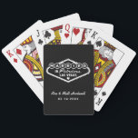 Baraja De Cartas Casado con el fabuloso Boda negro de Las Vegas<br><div class="desc">Estos personalizados únicos y divertidos,  "Casados en Fabulous Las Vegas",  presentan un diseño inspirado en el cartel de Bienvenida a Las Vegas,  Nevada",  junto con un texto monográfico que puede ser personalizado con el nombre de la pareja y la fecha boda. Se pueden modificar los colores blanco y negro.</div>
