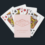 Baraja De Cartas Casado con un fabuloso Rosa Boda de oro de Las Veg<br><div class="desc">Estos originales y divertidos personalizados, "Casados en Fabulous Las Vegas", presentan un diseño de Relieve metalizado de oro rosa inspirado en el cartel de Bienvenida a Las Vegas, Nevada", junto con un texto monográfico que puede ser personalizado con el nombre de la pareja y la fecha de boda. Se puede...</div>