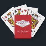 Baraja De Cartas Casado en el fabuloso Monograma del Boda Rojo de L<br><div class="desc">Estos personalizados únicos y divertidos,  "Casados en Fabulous Las Vegas",  ofrecen un monograma de los nombres de la novia y del novio,  fechas de boda y un fondo blanco. Color de diseño negro,  blanco,  rojo,  azul,  amarillo y gris.</div>