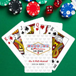 Baraja De Cartas Casados en Fabuloso Las Vegas Corazones Gris<br><div class="desc">Un colorido diseño de letrero de Casados en Fabuloso Las Vegas en clásico rojo, azul y dorado destaca contra un suave fondo de patrón de corazones gris en estas cartas de juego de monograma personalizadas para la boda. Los nombres de la pareja en letra cursiva roja y la fecha de...</div>