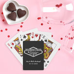 Baraja De Cartas Casados en Fabuloso Las Vegas Negro Blanco<br><div class="desc">Elegante negro y blanco ofrecen un look audaz y contemporáneo en estas cartas de juego personalizadas de monograma de boda de Las Vegas. Presentan un diseño de letrero de Casados en Fabuloso Las Vegas en blanco sobre un dramático fondo negro con nombres de pareja y fecha de boda personalizables. Todo...</div>