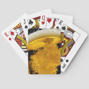 Baraja De Cartas Cerveza vertido en el vidrio