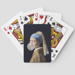 Baraja De Cartas Chica con arete de perlas soplando un chicle de bu