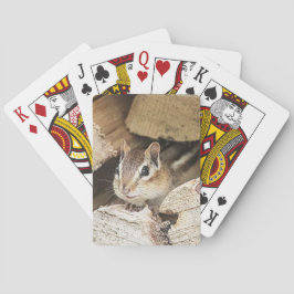 Baraja De Cartas Chipmunk en una pila de madera