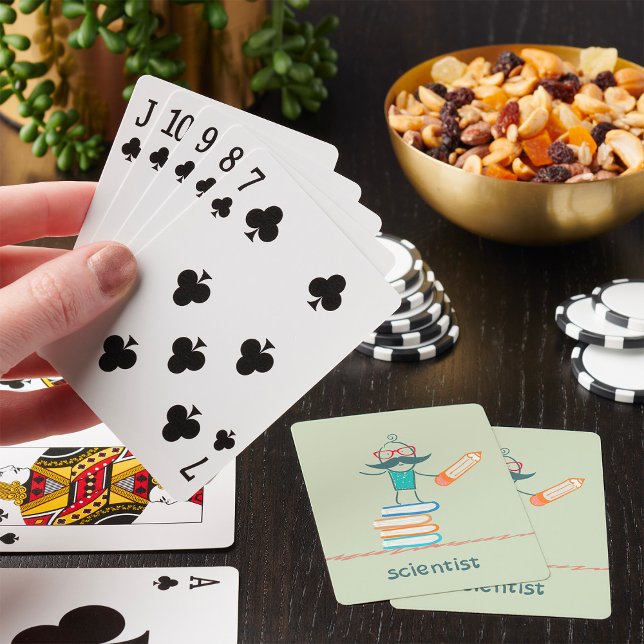 Baraja De Cartas Científico de pie sobre libros (Subido por el creador)