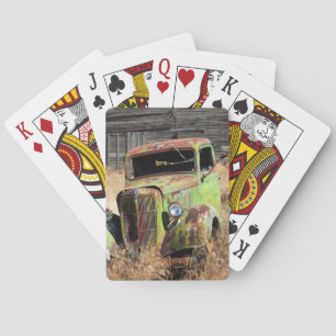 Baraja De Cartas Coche oxidado frente a granja abandonada
