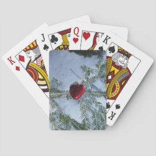 Baraja De Cartas Corazón en una rama de pino cubierta de nieve
