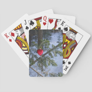 Baraja De Cartas Decoración del Corazón Rojo en la rama del Pino