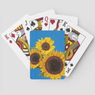 Baraja De Cartas Girasoles contra cerca azul