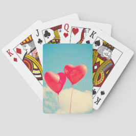 Baraja De Cartas Globos del corazón rojo contra cielo nublado