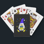 Baraja De Cartas Hanukkah Gnome Holding Menorah Family Gnome Lover<br><div class="desc">Este es un gran regalo de Navidades. A tu familia,  amigos o niños les encantará este regalo después de que se lo des. Deseándote a ti y a tu familia y amigos una Feliz Navidad.</div>