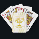 Baraja De Cartas Hanukkah MENORAH<br><div class="desc">Elegante Hanukkah MENORAH blanco jugando cartas, mostrando con una falsa menorah de oro en un patrón de baldosas. En el centro, hay una imagen de una gran menorah que es PERSONALIZABLE, para que puedas subir tu propia imagen. Debajo, el texto dice CHAG SAMEACH. Esto también es personalizable para que puedas...</div>