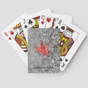 Baraja De Cartas Hoja roja de otoño en lluvia en camino gris textur