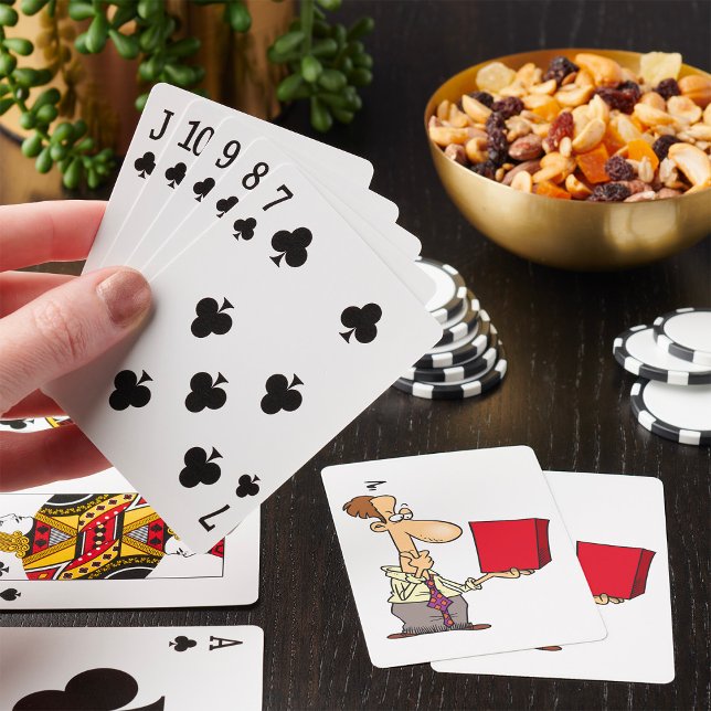 Baraja De Cartas Hombre Mirando Una Caja (Subido por el creador)