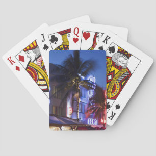 Baraja De Cartas Hotel de neón en la noche, impulsión del océano,