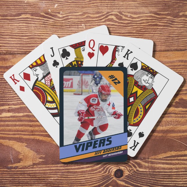 Baraja De Cartas Jugador De Hockey Se Mantiene Con Violeta Viva (Vibrant violet and yellow playing cards capturing ice hockey memories. Perfect souvenir or gift!)