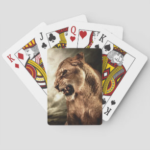 Baraja De Cartas Leona del rugido contra el cielo tempestuoso