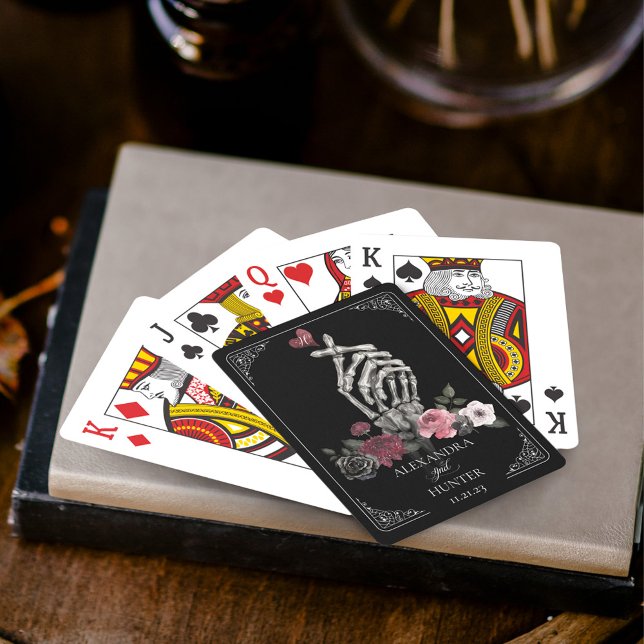 Baraja De Cartas Love Skeleton Hand Gesture Halloween Boda negro (Love Skeleton Hand Gesture Halloween Black Wedding Playing Cards)