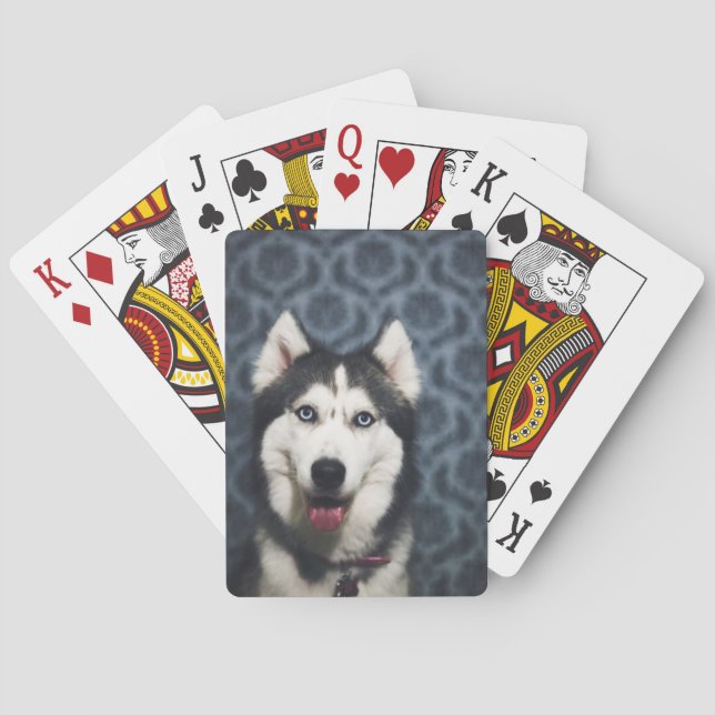 Baraja De Cartas Marioneta Husky posando con un lecho oscuro (Reverso)