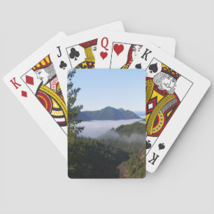 Baraja De Cartas Mezclando niebla en las montañas.
