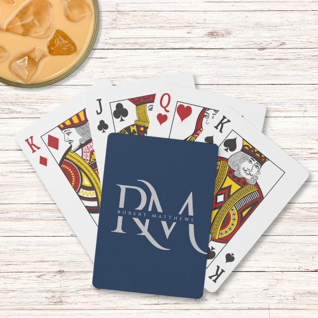 Baraja De Cartas Moderna Marina e Iniciales Plateadas Elegante Mono (Mockup view)