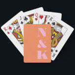 Baraja De Cartas Moderno Monograma Naranja Rosa Favor de matrimonio<br><div class="desc">Añada un toque elegante y personal a sus noches de juego con estas modernas cartas de juego personalizado. Este diseño de moda, con audaces iniciales en suaves tonos rosados y un suave fondo naranja, es perfecto para parejas, familias o todo aquel que ame una estética sofisticada. Ya sea para noches...</div>