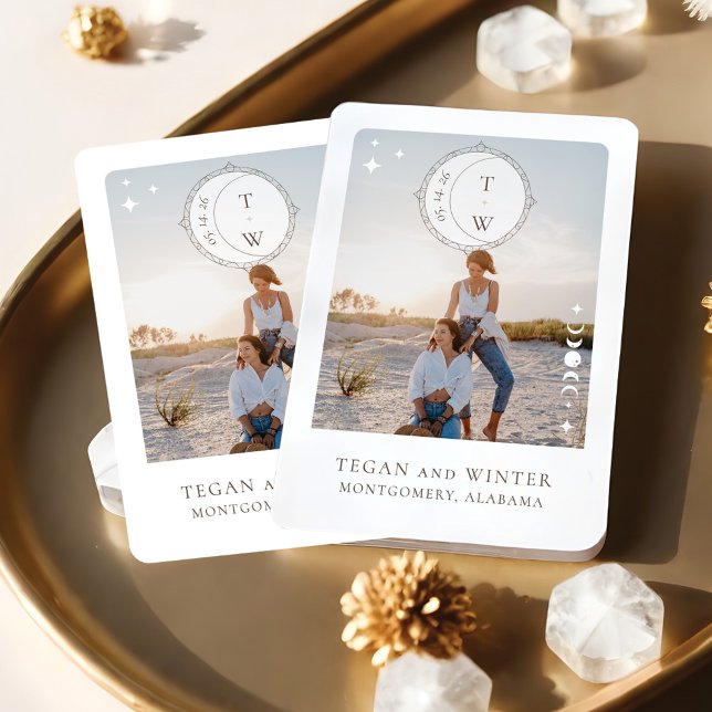 Baraja De Cartas Monograma de estrellas celestes de la luna salva l (Celestial Moon Stars Monogram Save The Date Photo Playing Cards)