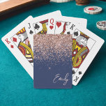 Baraja De Cartas Monograma de Purpurina rosa Rubor Rosa azul de la<br><div class="desc">Azul marino y oro Rosa - Tarjetas de juego con el nombre del monograma del Purpurina de la espuma rosada de Rubor. Esto hace que el dulce perfecto cumpleaños 16, boda, ducha de novia, aniversario, ducha de bebé o fiesta de soltera sea regalo para alguien que ama el lujo glam...</div>