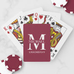 Baraja De Cartas Monograma y nombre clásicos de los Groomsmen perso<br><div class="desc">Clásicos regalos personalizados de Groomsmen con monograma,  nombre y título personalizados de groomsman en blanco clásico estilo de letra serif sobre fondo rojo burdeos. También perfecto para el mejor hombre,  padre de la novia y más.</div>