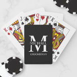 Baraja De Cartas Monograma y nombre clásicos de los Groomsmen perso<br><div class="desc">Clásicos regalos personalizados de Groomsmen con monograma,  nombre y título personalizados de groomsman en estilo de fuente clásico blanco serif sobre fondo negro. También perfecto para el mejor hombre,  padre de la novia y más.</div>