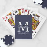 Baraja De Cartas Monograma y nombre clásicos de los Groomsmen perso<br><div class="desc">Clásicos Regalos de Groomsmen Personalizados con monograma,  nombre y título personalizados del groomsman en blanco clásico estilo de letra serif sobre fondo azul marino. También perfecto para el mejor hombre,  padre de la novia y más.</div>