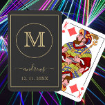 Baraja De Cartas Monograma y nombre personalizados de oro negro<br><div class="desc">Tarjetas de reproducción de nombres y monogramas personalizadas.</div>