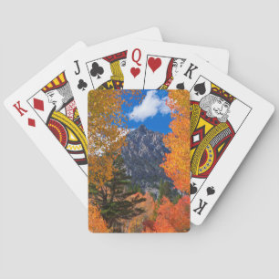 Baraja De Cartas Montaña enmarcada en follaje de otoño, CA
