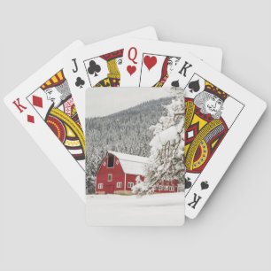 Baraja De Cartas Nieve fresca en granero rojo