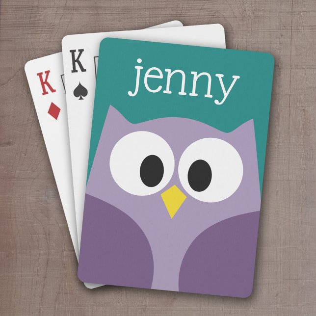 Baraja De Cartas Nombre personalizado morado y verde azulado de búh (Cute Personalized playing cards with a cartoon owl and a monogram or name)