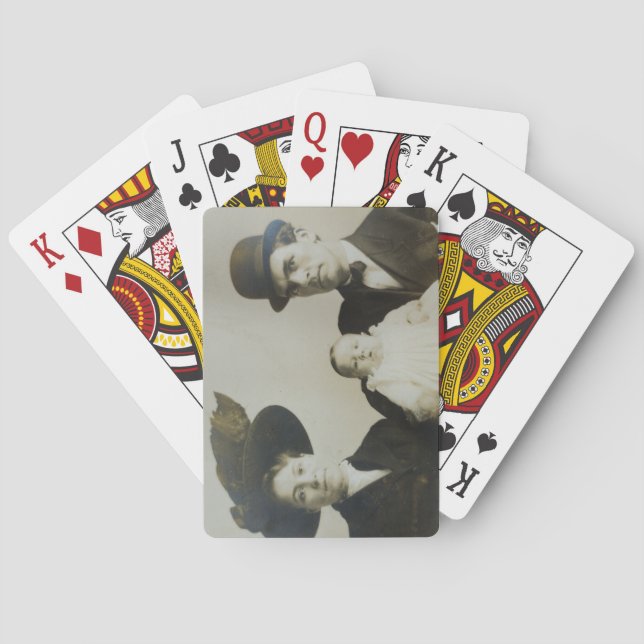 Baraja De Cartas Papi incómodo en la familia Bowler RPPC Foto de B& (Reverso)