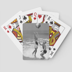 Baraja De Cartas Pareja jugando con una bola de playa