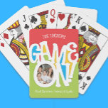 Baraja De Cartas ¡Partida! Foto familiar de corte y colorido<br><div class="desc">Este lindo diseño fotográfico está en brillantes colores primarios y muestra el texto "¡JUEGO ENCENDIDO!" Las variaciones de este diseño y los productos de coordinación están disponibles en nuestra tienda, zazzle.com/store/doodlelulu. Contáctenos si necesita este diseño aplicado a un producto específico para crear su propio elemento de coincidencia único! ¡Muchas gracias...</div>