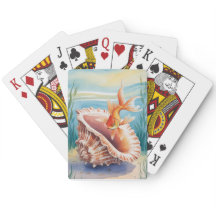 Pescado de agua dorado en la concha de coral