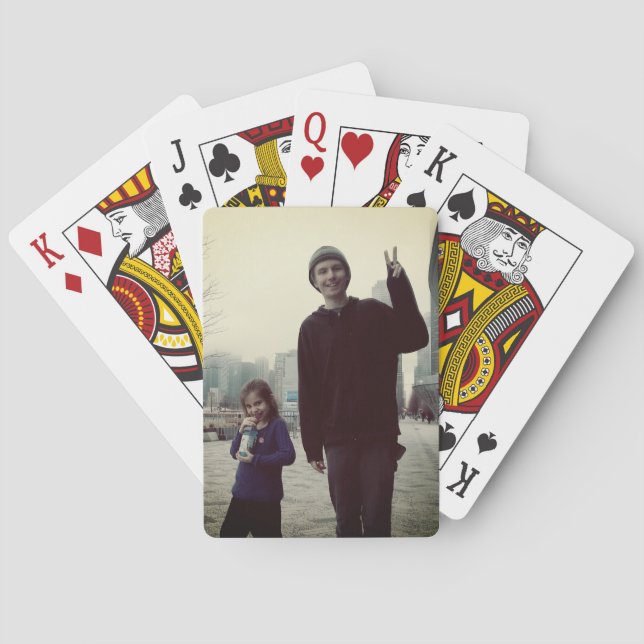 Baraja De Cartas Phillip y Emily en el embarcadero de la marina de (Reverso)