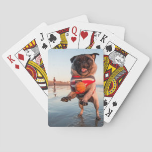 Baraja De Cartas Pug jugando a pelota en la playa