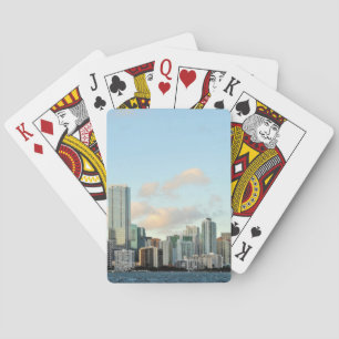 Baraja De Cartas Rascacielos de Miami contra el cielo claro ancho