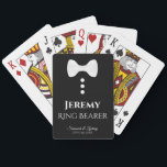 Baraja De Cartas Regalo Boda de tarjetas de juego de portador de an<br><div class="desc">Esta divertida baraja de cartas de juego está diseñada como un regalo para el portador de anillo boda. Las espaldas son negras con una corbata blanca y botones. El texto es blanco y dice "portador de anillo" con un lugar para su nombre, el nombre de la pareja y la fecha...</div>