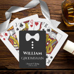 Baraja De Cartas Regalo Boda de tarjetas de juego Groomsman<br><div class="desc">Esta divertida baraja de cartas está diseñada como un regalo para los bodas. Las espaldas son negras con una corbata blanca y botones. El texto es blanco y dice "Groomsman" con un lugar para su nombre, el nombre de la pareja y la fecha del boda. Un gran regalo para agradecerle...</div>