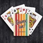Baraja De Cartas Retro Vintage Stripes Custom Name Fun Game on!<br><div class="desc">Estas bellezas no solo se vuelven tan asquerosas. Fuentes retro en blanco de rayas psicodélicas gritan "GAME ON" y tu nombre de familia personalizado en tipografía de época. ¡Diviértete un poco más en la próxima noche de juego familiar!</div>