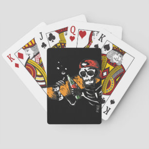 Baraja De Cartas Skeleton con una botella sobre un conjunto de