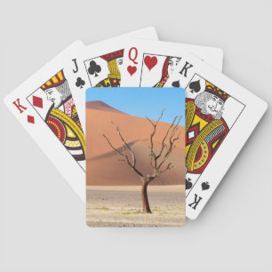 Baraja De Cartas Un árbol muerto en una llanura desértica con dunas