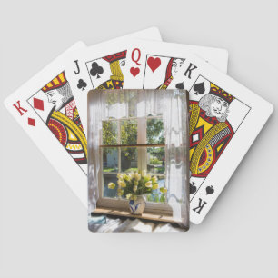 Baraja De Cartas Ventana con cortina de encaje y tulipanes