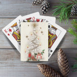 Baraja De Cartas Vintage Retro White and Gold Christmas Holida<br><div class="desc">Estas vintage cartas de juego navideñas de mediados de siglo cuentan con un árbol de Navidad blanco con velas encendidas, guirnaldas de oro y una gran estrella de starburst retro encima. Las estrellas doradas acentúan el fondo y los paquetes envueltos festivos con cintas y mistletoe se esconden en la base....</div>